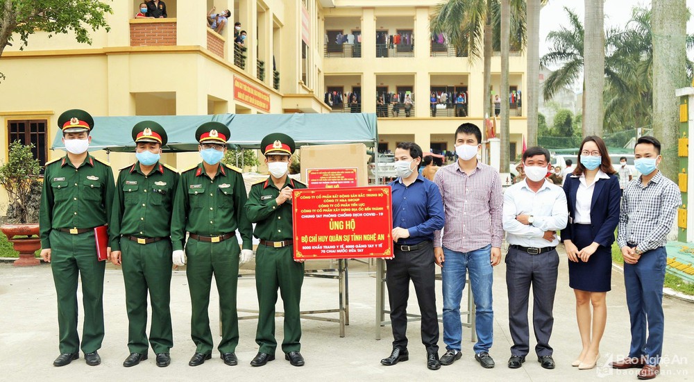 Trao quà, vật tư y tế thiết yếu cho Bộ Chỉ huy Quân sự tỉnh Nghệ An. Ảnh: TTG Holdings