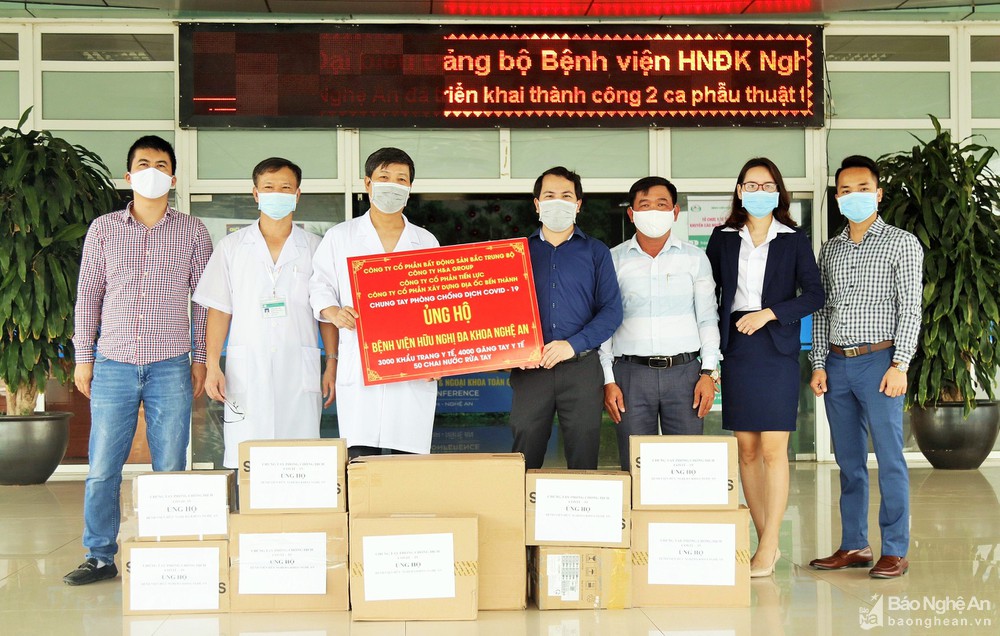 Trao vật tư y tế tại Bệnh viện Hữu nghị Đa khoa Nghệ An. Ảnh: TTG Holdings