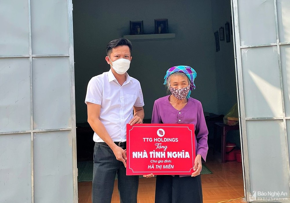 Trao nhà tình nghĩa cho gia đình bà Hà Thị Miên ở bản Kiếng, xã Châu Bính. Ảnh: TTG Holdings
