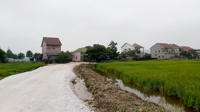 Một số nhà dân thuộc xóm 5, xã Hưng Nghĩa vẫn “án ngữ” trên tuyến cao tốc Bắc-Nam.